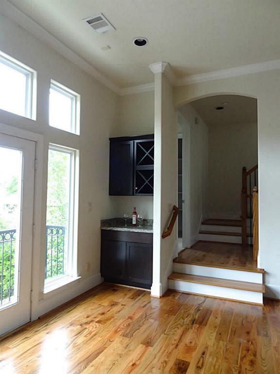 Living room / balcony - 1021 W 21st St