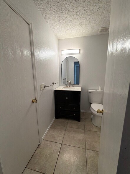 Building Photo - 804 Creekside Dr