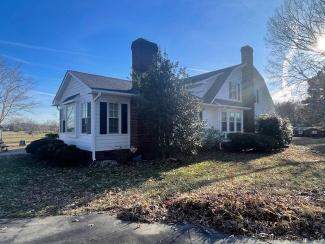 Building Photo - Mebane Farmhouse Available Now!