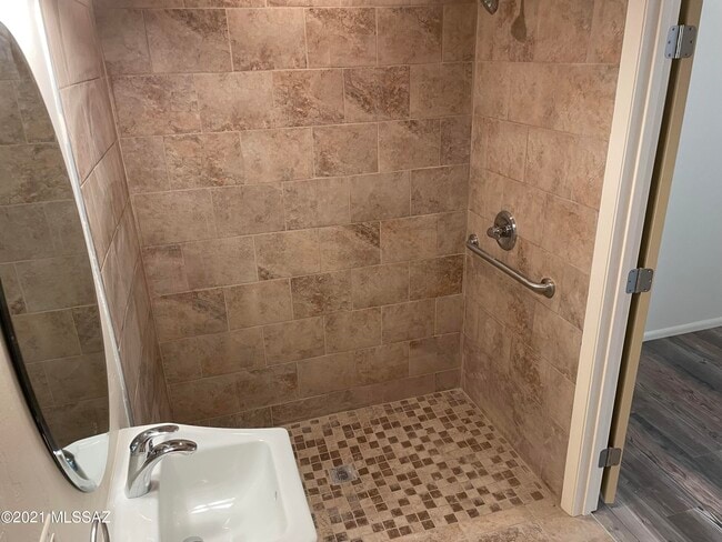 Building Photo - 2545 E Spring St