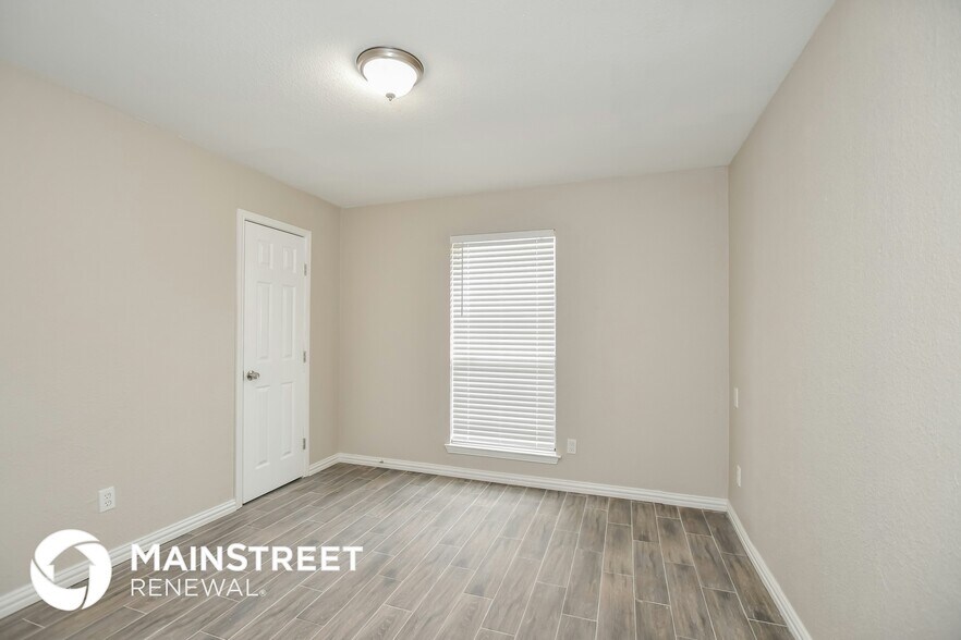 Building Photo - 5401 Edgewater Cir
