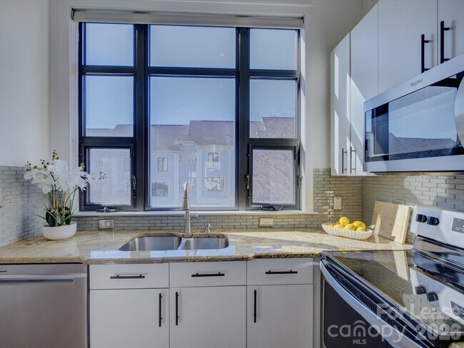 Building Photo - 636 Garden District Dr