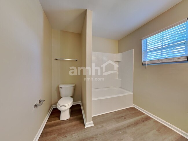 Building Photo - 103 Surlington Dr