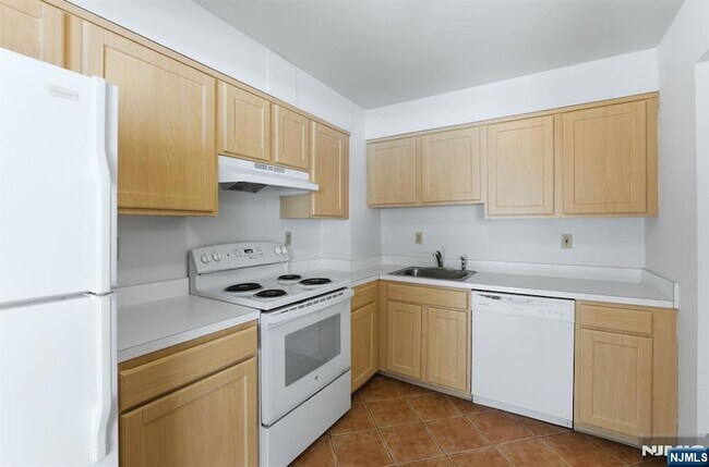 Building Photo - 1111 River Rd