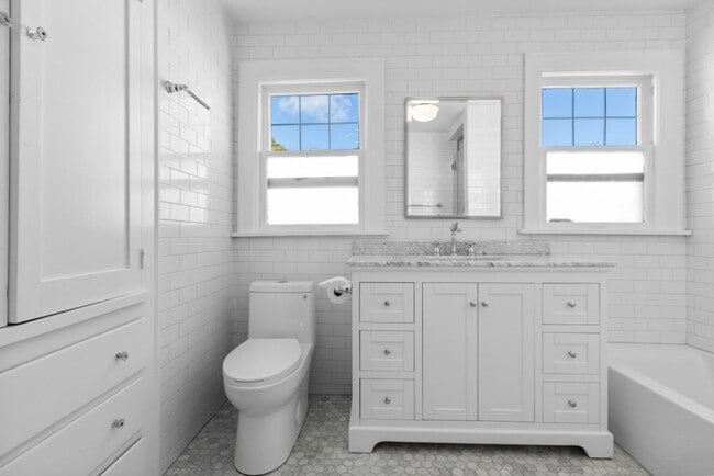 Building Photo - 4Bd/1.75Ba Seattle House