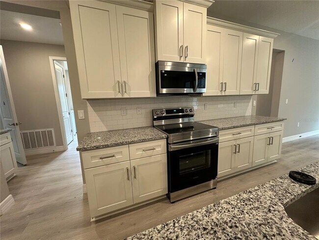 Building Photo - 9 Mimosa Ct W