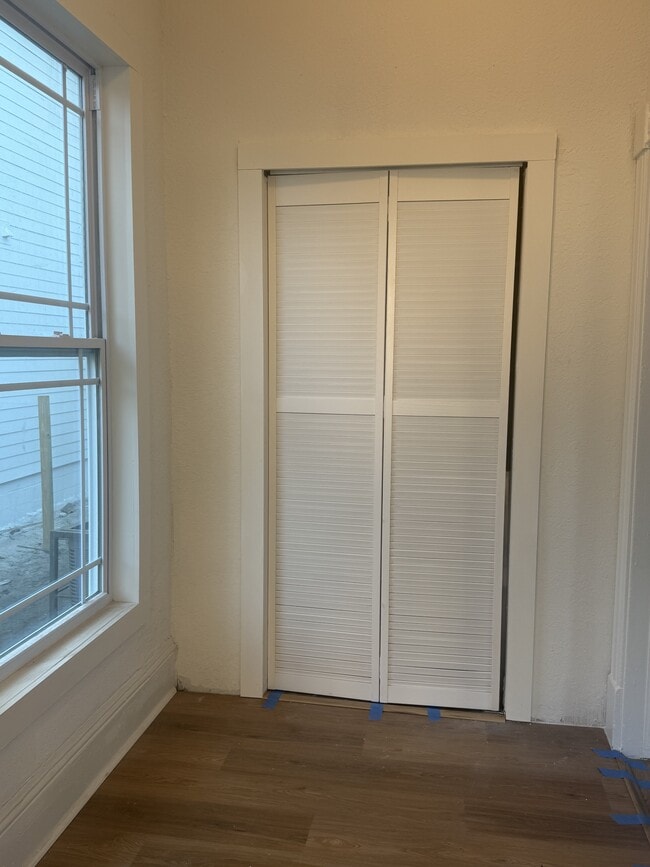 Building Photo - 1030 E 13th St