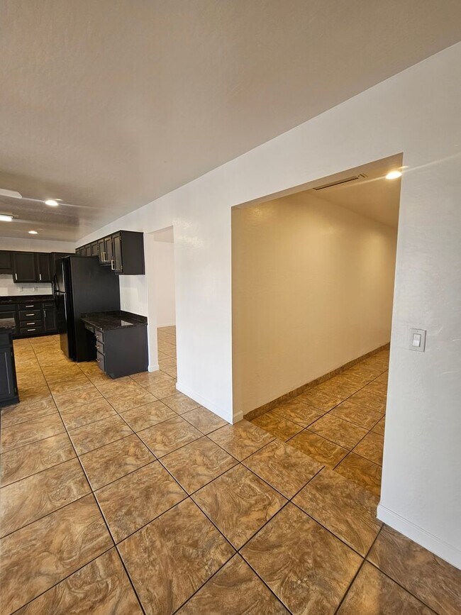 Building Photo - Scottsdale - 5 bedroom, 3 bath - Remodeled...
