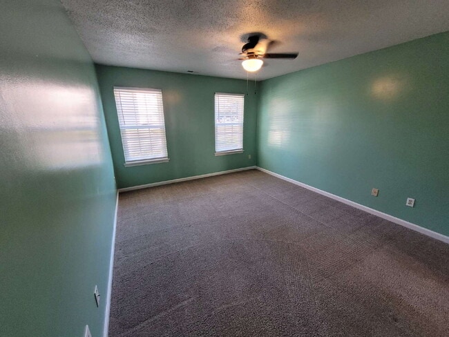 Building Photo - 2 Bedroom Condo Near Chicks Beach!