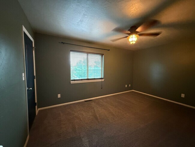Building Photo - 651 1/2 Serenity LN