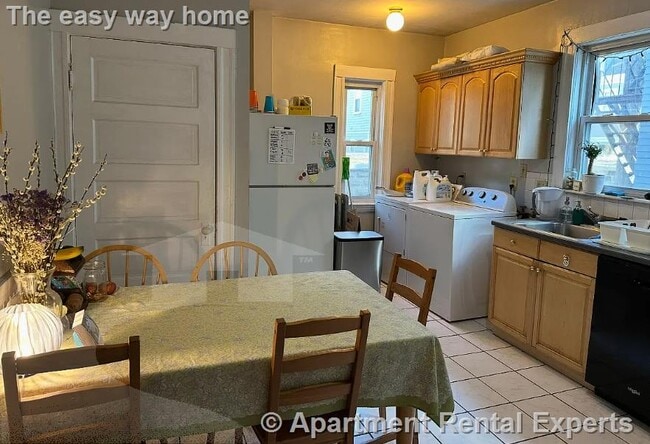 Building Photo - 183 College Ave