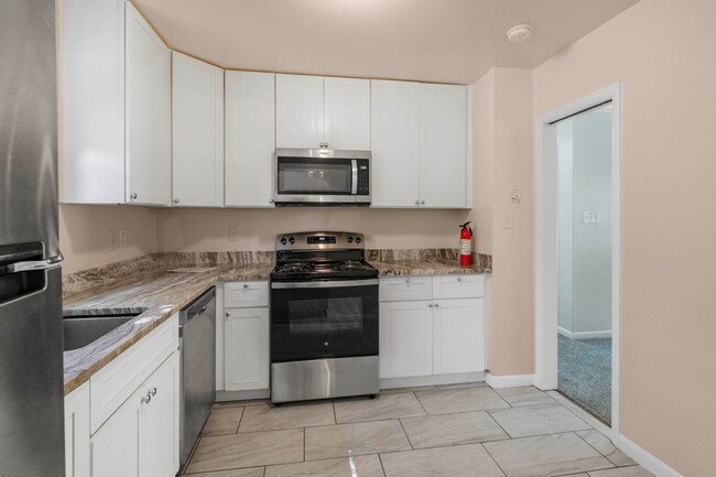 Building Photo - Spacious 4 BR/2.5 BA Single-Family Home in...