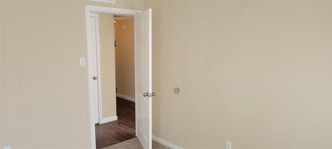 Building Photo - 5625 Antoine Dr