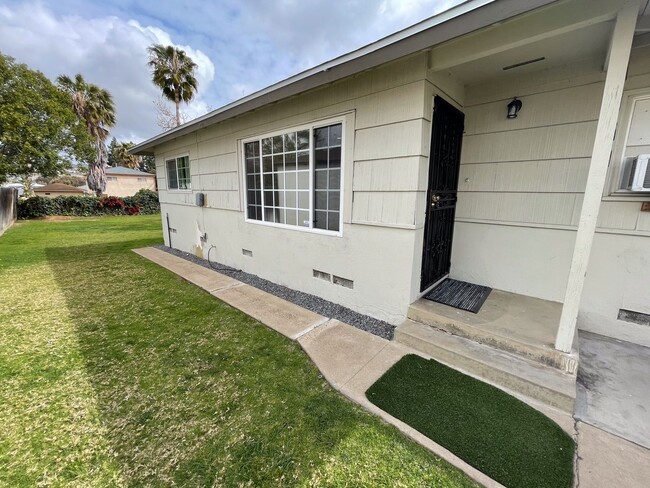 Building Photo - Gorgeous Home with Garage