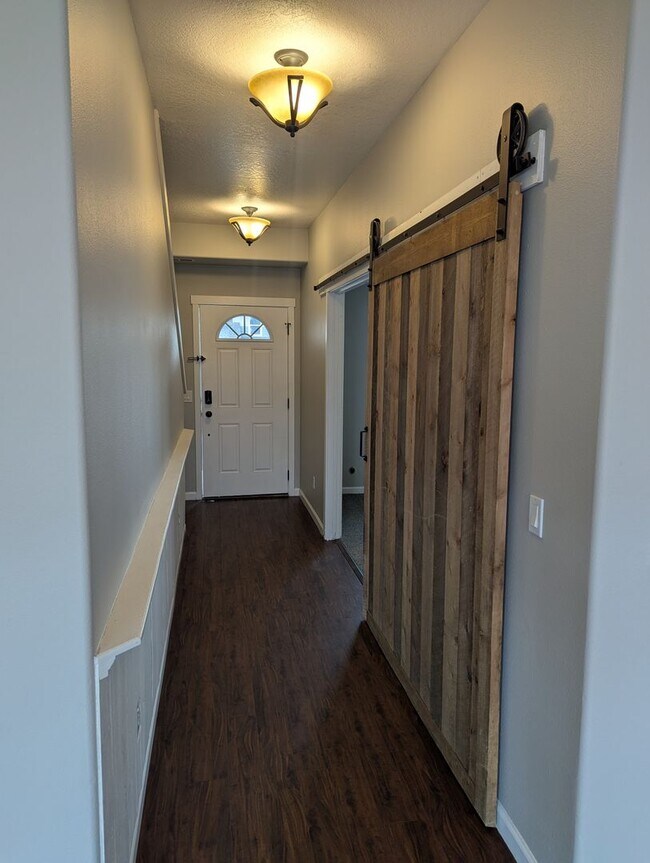 Building Photo - Beautiful well maintained 4 bedroom 3 bath...