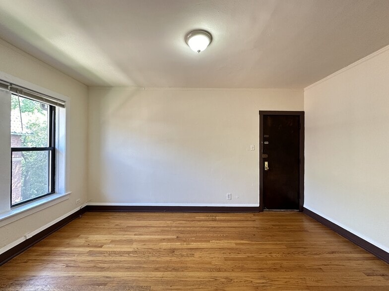Building Photo - 3312 W Schubert Ave