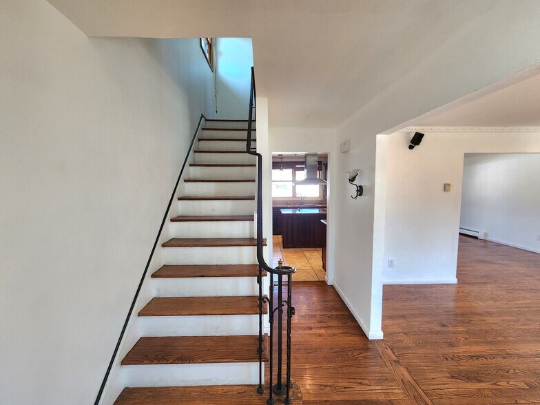 Building Photo - 30 Wilson St