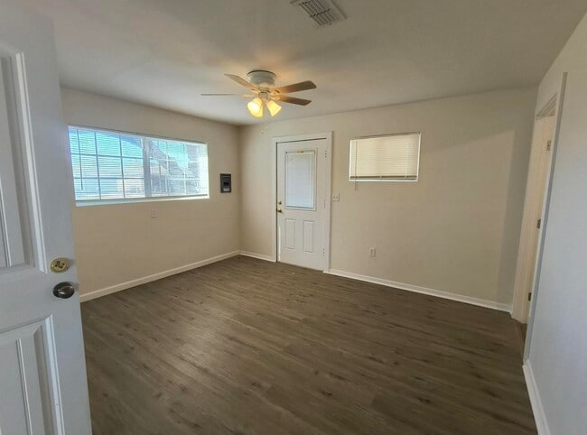 Building Photo - Charming and Spacious 3 bedroom, 2 bath home AVAILABLE NOW!