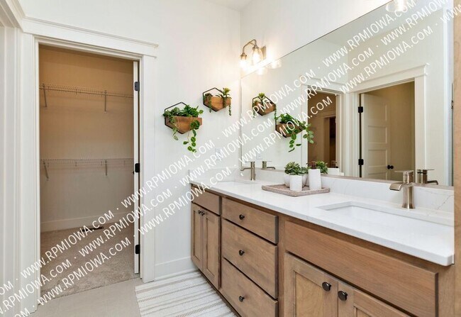 Building Photo - 440 NW Ashley Cir