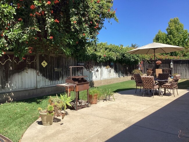 Building Photo - Beautiful Traditions Single Story Home is Centrally Located Near Shopping/101 Frwy