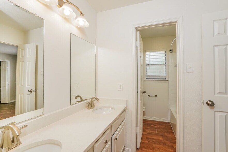 Building Photo - 8431 Pines Pl Dr