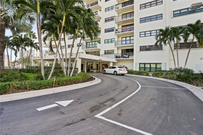 Building Photo - 3200 Port Royale Dr N