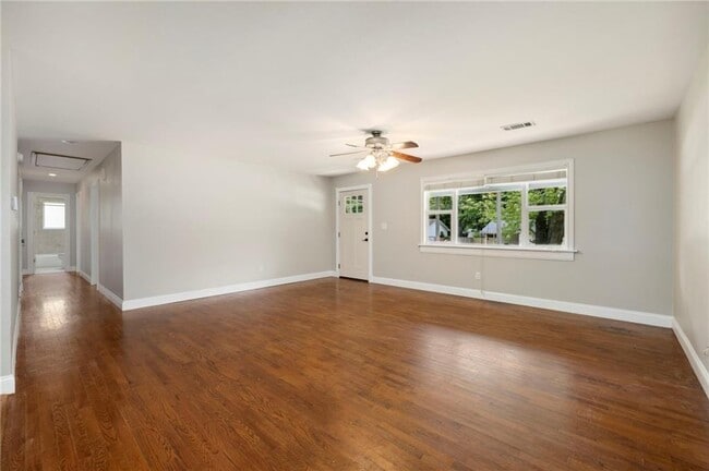 Building Photo - 2312 W Holly St