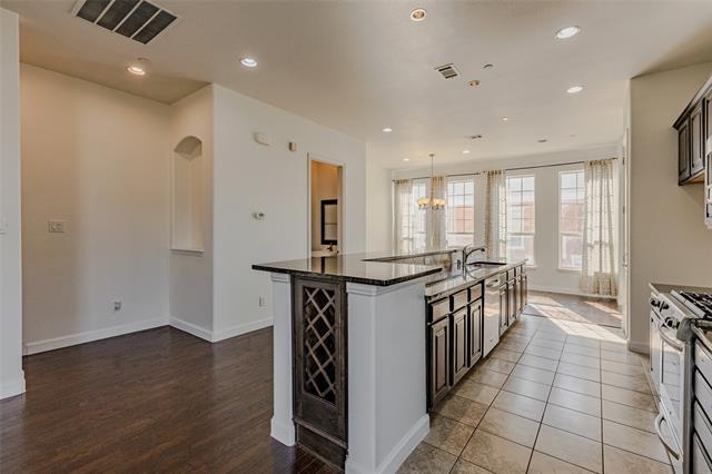 Building Photo - 602 Arbol