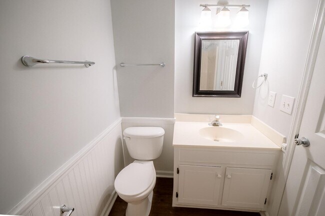 Building Photo - 944 Bonham Ave