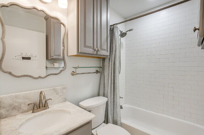 Building Photo - Charming 3-Bedroom Cottage in River Oaks