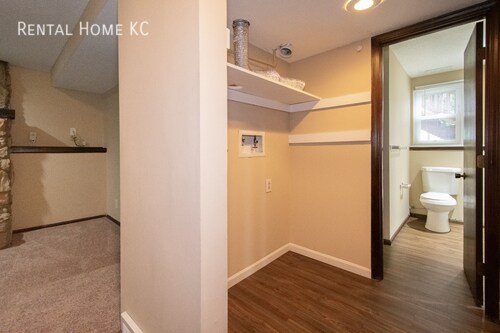 Building Photo - Roomy duplex w/ Finished Lower Level + Fen...