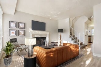 Building Photo - End Unit Spacious Two Bedroom Two & Half Bathroom Townhouse Available!