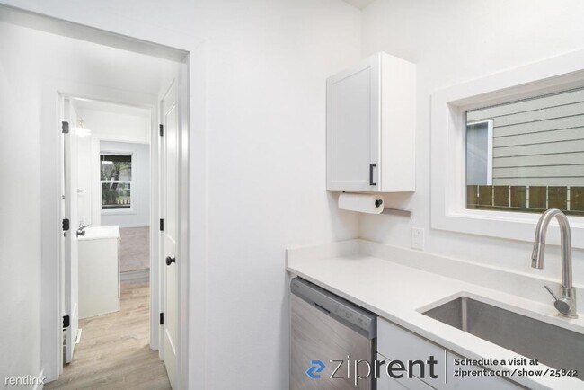 Building Photo - 2 br, 1 bath House - 828 Southeast Cedar S...