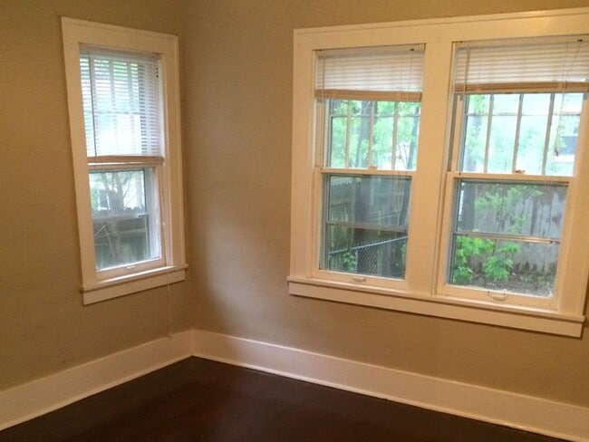 Building Photo - Charming 2 bedroom 1 bath