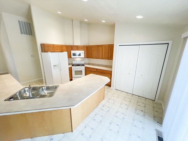 Building Photo - Spacious open floor plan in North Hills