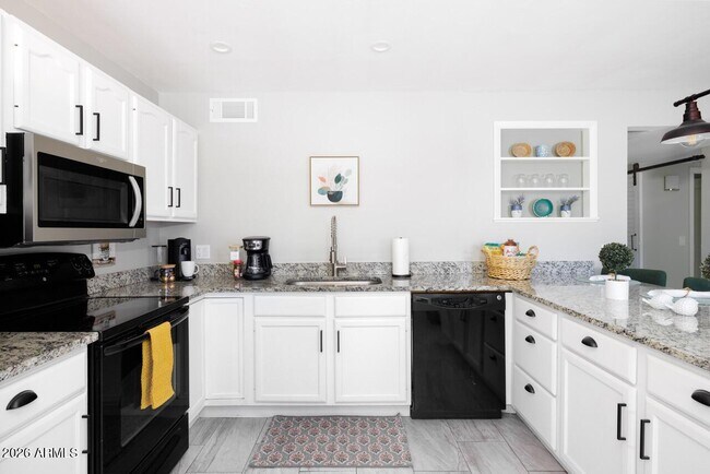 Building Photo - 3011 S Country Club Way