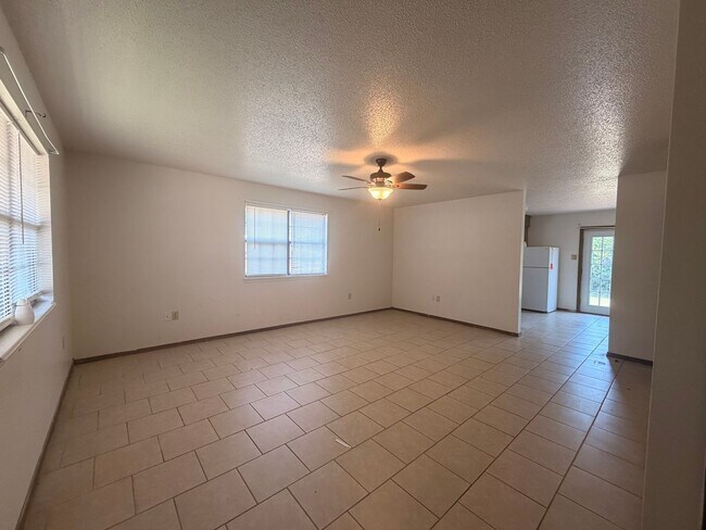 Building Photo - 1401 S Houston Ave