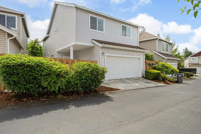 Building Photo - GATED COMMUNITY OF VERONA in LAKELAND HILLS!