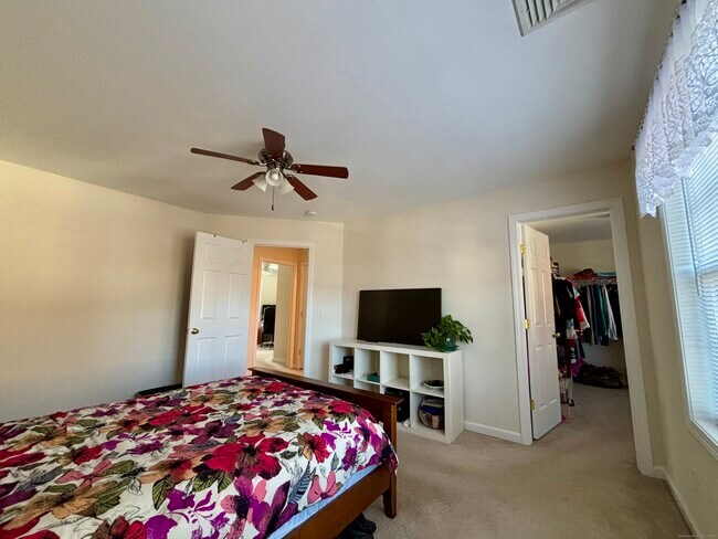 Building Photo - 589 Stafford Ave