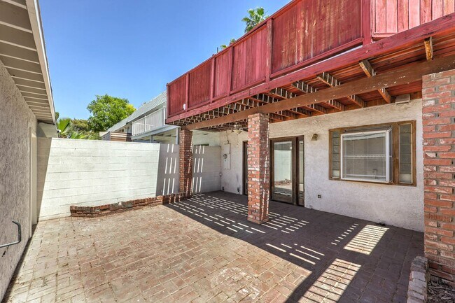 Building Photo - Huge one bedroom condo close community pool and tennis courts.