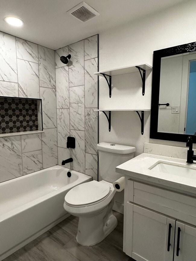Building Photo - Beautifully Upgraded 3 Bedroom 1 Bathroom ...