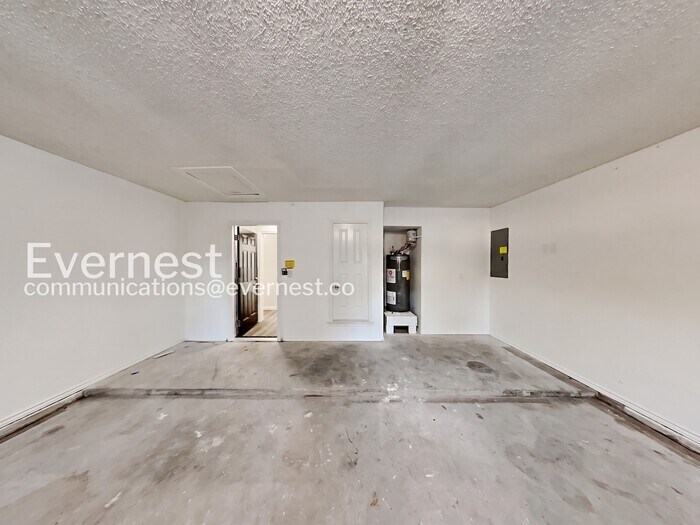 Building Photo - 1800 Willow Vale Dr
