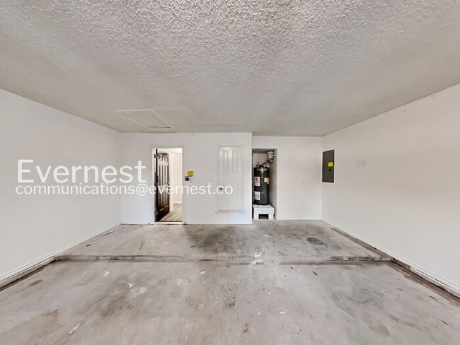 Building Photo - Spacious Home with Fenced Yard and Garage! 3 Bed & 2 Bath / Pet-friendly / Coming Soon!