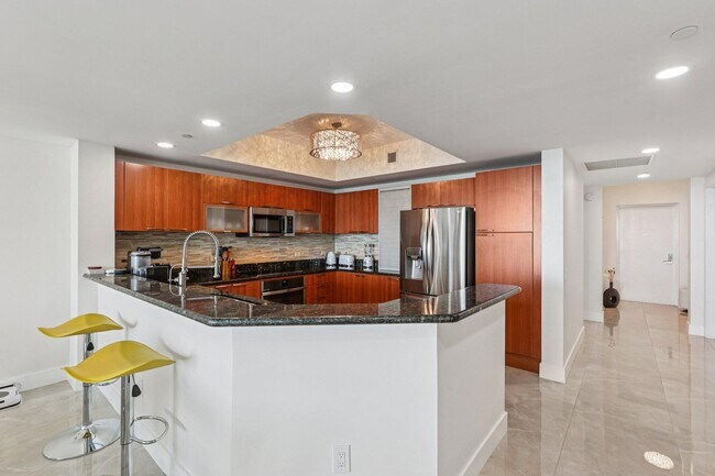 Building Photo - 2640 Lake Shore Dr