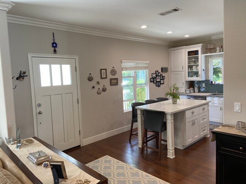 Building Photo - 4470 Stansbury Ave