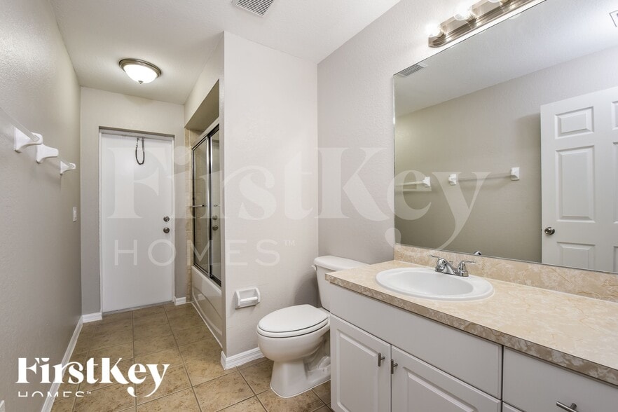 Building Photo - 817 NE 9th St