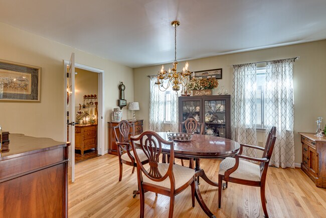 Building Photo - 318 Hollyberry Rd