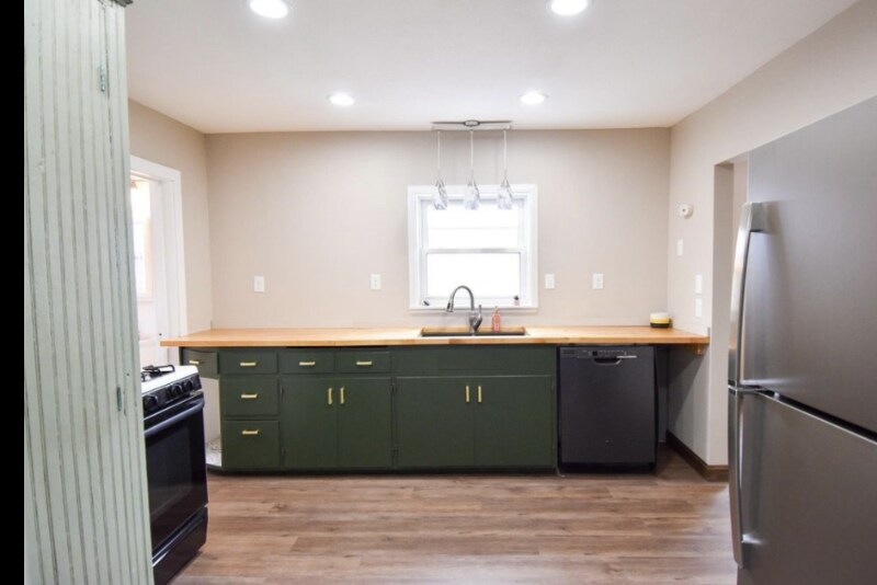 Building Photo - 204 Conley Ave S