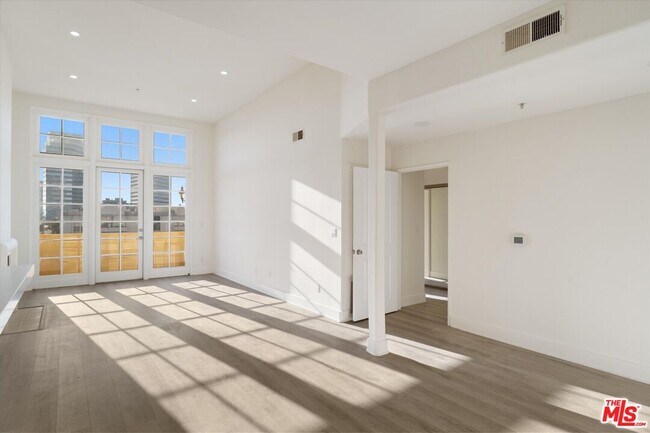 Building Photo - 1225 Armacost Ave