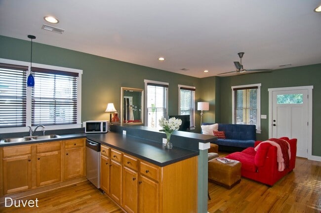 Building Photo - 4 br, 3.5 bath House - 76 Morris Street A